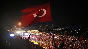 Yüzbinler 15 Temmuz Şehitler Köprüsüne yürüyor