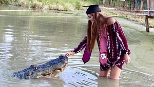 Dört metrelik timsahla mezuniyet fotoğafı çektirdi