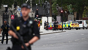 Londra'da otomobil yayalara çarptı! Alarm verildi...
