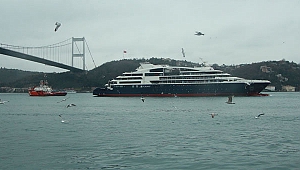 5 katlı lüks yat Boğaz'dan geçti