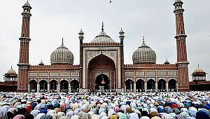 Hindistan'da açık alanda namaz kılan Müslümanlara uyarı