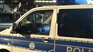 Almanya'da ırkçı saldırı! Aracını göçmenlerin üzerine sürüp...