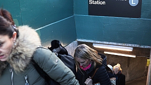 New York'ta metro merdivenlerinde bebek arabasını taşırken düşen anne öldü